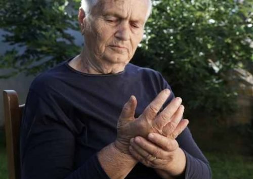 A man with oseoarthrits